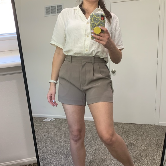 Aritzia Babaton 3" Pleated Mini Short, Felted Taupe, Summer 24, NWT, Sz 4 - Picture 14 of 16